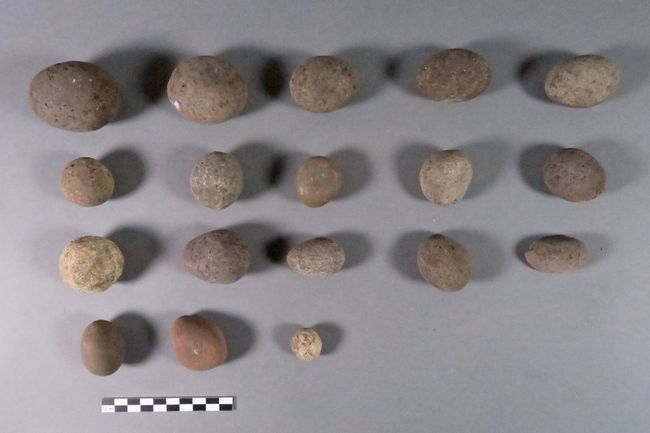 Balles de fronde en pierre (?) (Saint-Divy) - Pierre