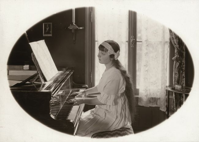 Jeune fille au piano - Plaque de verre photographique